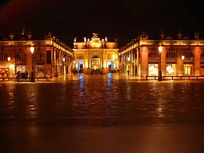 Les petits pavillons et l'arc de nuit.