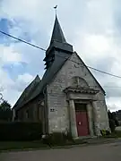 Clocher et portail de l'église.