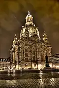 De nuit.