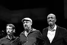 trois hommes sur scène