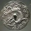 Miroir en bronze représentant un dragon entouré de nuages, première moitié du VIIIe&nbsp;siècle, Freer and Sackler Galeries, Washington.