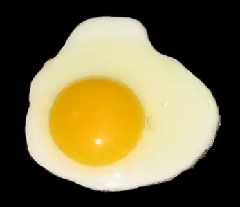 L'œuf au plat, l'une des spécialités à base d'œuf&nbsp;(en) les plus connues. Le blanc et le jaune sont bien visibles.