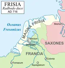 Frise en 716