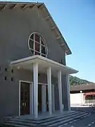 Façade et porche de l'église Sainte-Thérèse.
