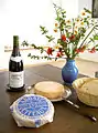 Une bouteille de vin et du fromage.