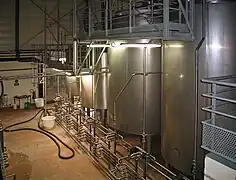Réservoirs de lait dans une fromagerie en Seine-et-Marne, France.