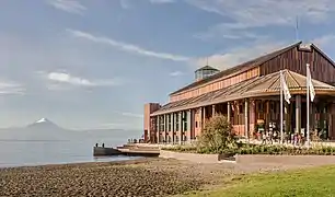 Le Teatro del Lago, avec en arrière-plan le lac Llanquihue et le volcan Osorno en mai 2011.