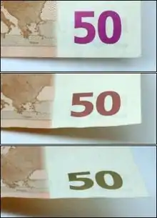 Trois vues de la partie inférieure droite du dos d'un billet de 50&nbsp;euros. Le nombre 50 est rose, orangé puis olive lorsque l'inclinaison augmente.