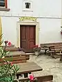 Entrée de la salle des fresques dans la cour