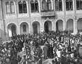 Près de l'hôtel de ville, un jour de fête.Fondation Joaquín Díaz.