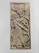 Personnage masculin attrapant un arbuste, sous un disque solaire ailé. Nimroud, Metropolitan Museum of Art.