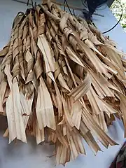 Séchage des feuilles du pandanus à Futuna avant de pouvoir le travailler.