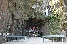 La réplique de la grotte de Lourdes, 1949.