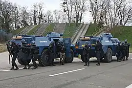 Véhicules blindés VBRG de la gendarmerie mobile.
