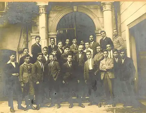 Promotion de 1923. Sur la photographie, on distingue Kegham Kavafyan, alors principal, ainsi que Nigoghos Sarafian à sa gauche, mais aussi Vazken Andréassian.