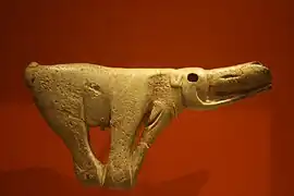 Propulseur au mammouth (en).Bois de renne, abri Montastruc, 12,5 cm. British Museum.