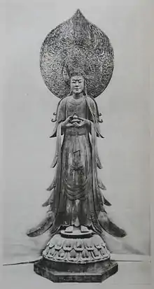 Guze Kannon. Bois de camphrier. Première moitié du VIIe&nbsp;siècle, sur un modèle Wei du Nord, sauf le visage.