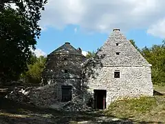 Les cabanes accolées de Vaudres.