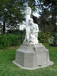 Monument à Gabriel de Mortillet dans les arènes de Lutèce à Paris, amputé du buste.