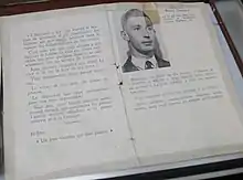 Photographie d'un livre ouvert sur une double page où figurent la photographie du dessinateur et des informations le concernant.