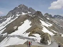 Vue du col avec le passage de la route (virage dans le quart en bas à droite de l'image) ; plus haut, le Grand Galibier (3&nbsp;228&nbsp;m).