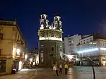 La place, la nuit.