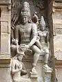 Avec Parvati à sa gauche, Shiva rend hommage à Candesha&nbsp;(en) en lui nouant un turban autour de la tête. Face Nord, accès à l'antichambre, mur du déambulatoire