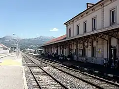 Voyageurs sur le quai 1.