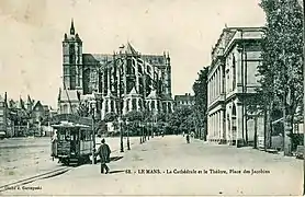 Tramway de la ligne 1 devant le Théâtre, place Thiers
