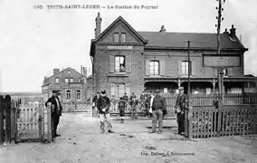 La gare et le passage à niveau, vers 1910.
