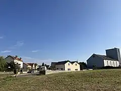 L'ancien bâtiment voyageurs de la gare de Sainville et le silo attenant.