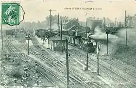 La gare d'Abancourt au début du XXe&nbsp;siècle. La photo est vue dans le sens d'Amiens vers Rouen. Les deux voies de droite sont celles d'Amiens&nbsp;– Rouen, les deux voies à quai centrales sont celles de la ligne Paris-Nord&nbsp;– Le&nbsp;Tréport-Mers.