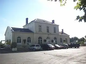 Vue du bâtiment des voyageurs de la gare d'Ay.