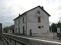 Photographie en couleur de la gare de la ville et de ses quais.