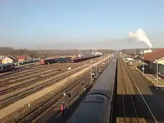 Gare de Lure (Haute-Saône), un des points de fuite est, à droite, le point de convergence des rails. Ce point de fuite n'est pas le point de fuite principal de la perspective, le regard étant dirigé plus au centre de l'image. On dit aussi que la vue est plongeante.