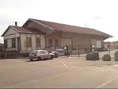 Un ancien bâtiment désaffecté nommé magasin.