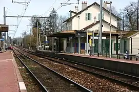 Le bâtiment voyageurs vu du quai de la voie 2.