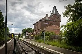 Façade plus clair là où s'appuyait la halle à marchandises.