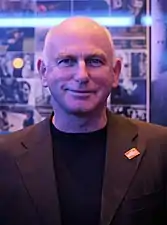 Gary Lewis interprète Colum MacKenzie