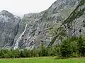 Chutes du Balmhornbach (ruisseau du Balmhorn) dans la vallée de la Gaster (en allemand de Suisse : «&nbsp;Gasterntal&nbsp;(de) » ou «&nbsp;Gasteretal »), dans laquelle coule la rivière Kander en amont de Kandersteg, Suisse.