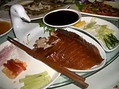 Présentation traditionnelle avec peau du canard présentée en lamelles.
