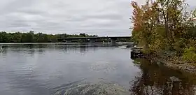 Pont des Draveurs (autoroute 50-route 148) enjambant la rivière Gatineau (vue vers l'amont le 7 octobre 2018 de la rue Jacques-Cartier).