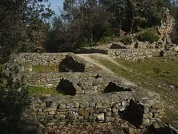 Village médiéval du Xe&nbsp;siècle sur l'oppidum Saint-Vincent.