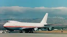 Un CF34-8 monté sur le pylône no&nbsp;2 (intérieur) du Boeing 747-100 de tests de General Electric, à Mojave Airport, en 2002.