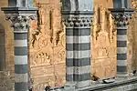 Les colonnes de style génois.