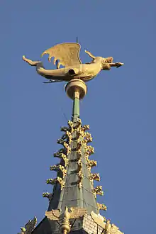 Le dragon en cuivre doré au sommet du beffroi (longueur : 3,55&nbsp;m).