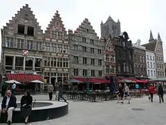Un rang de maisons anciennes sur la place du Marché aux Grains (Korenmarkt).