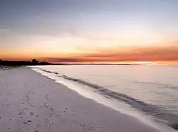 Vue depuis la côte au coucher du soleil.