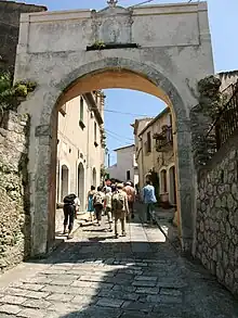 Une des entrées du village