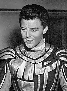 Jeune homme en costume de théâtre.